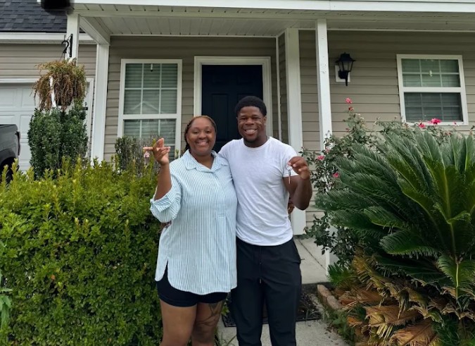 Happy military family who closed their VA loan quickly